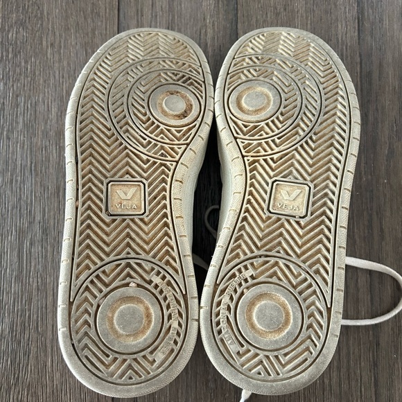 Veja V-10 White and Black Sneakers. Well loved but in good condition. - Picture 8 of 10